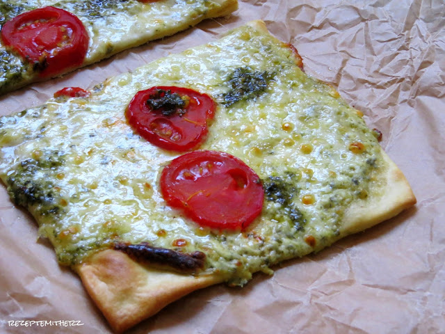 Flammkuchen Tomate – Mozzarella mit selbstgemachtem Pesto