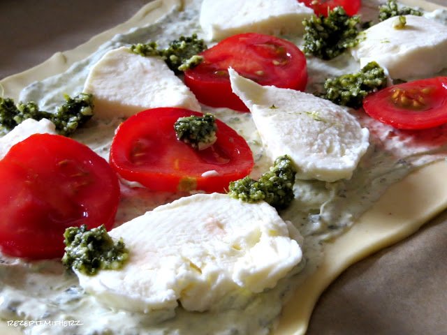 Flammkuchen Tomate – Mozzarella mit selbstgemachtem Pesto