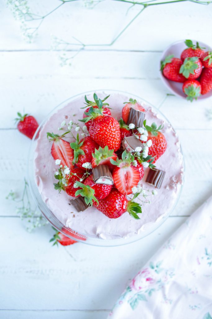 Erdbeer Yogurette Eistorte