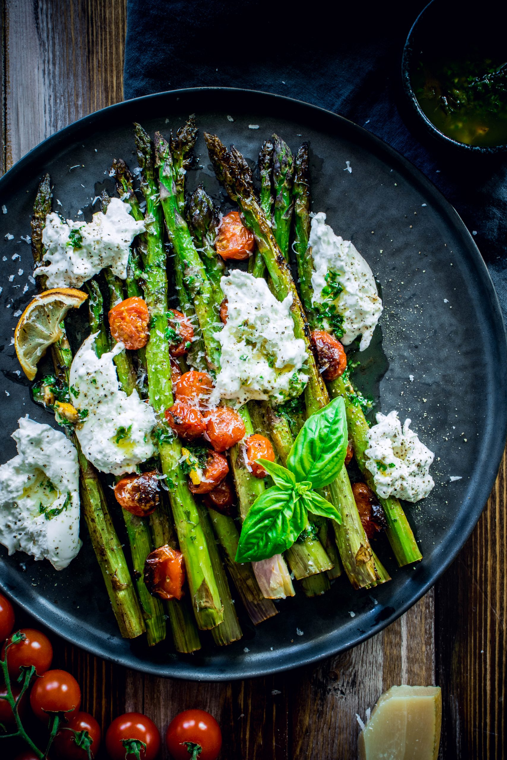 Gerösteter grüner Spargel mit Burrata und Tomaten – Food with Love ...