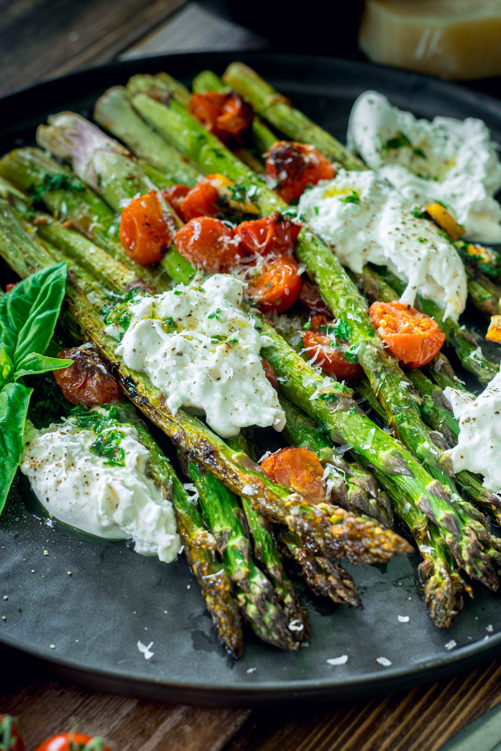 Gerösteter grüner Spargel mit Burrata und Tomaten – Food with Love ...