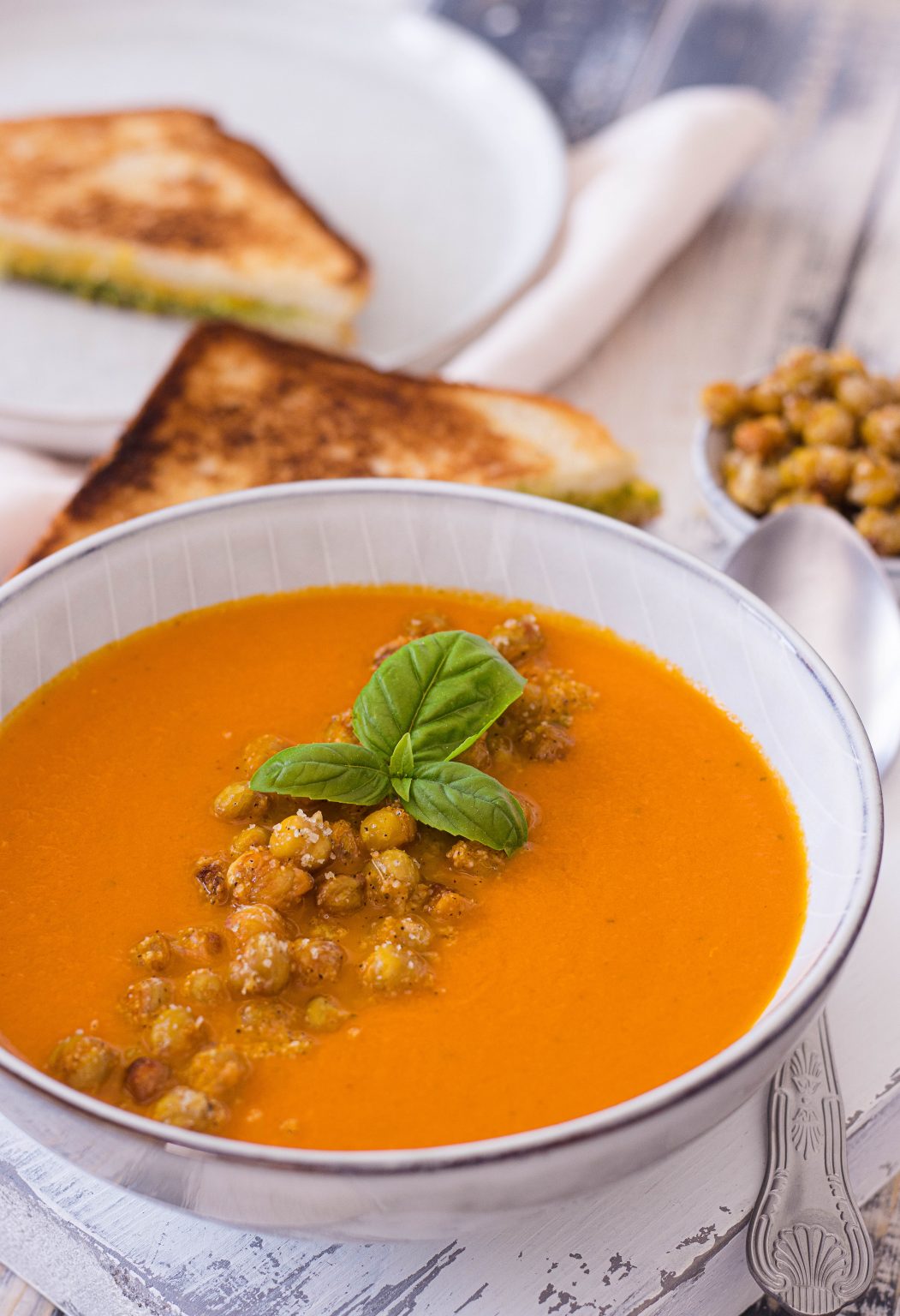 Tomatencremesuppe mit gerösteten Kichererbsen und Käse Sandwich – food ...