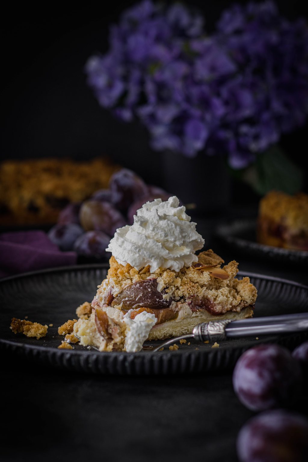 Zwetschgenkuchen mit Vanille-Schmandcreme und Knusper-Mandelstreusel ...