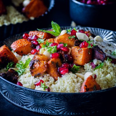 Geroesteter Kuerbis Salat mit Granatapfel und Mandeln 2