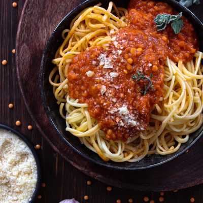 Linsen-Bolognese mit Pasta